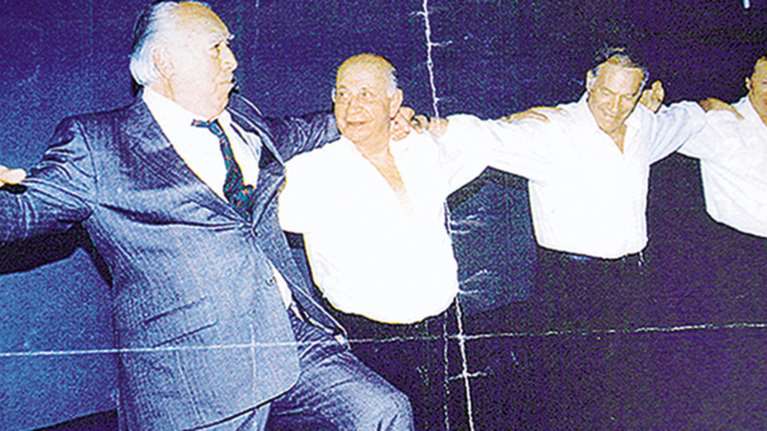 Πέθανε ο χορευτής του Ζαμπέτα που έμαθε συρτάκι στον Κουίν