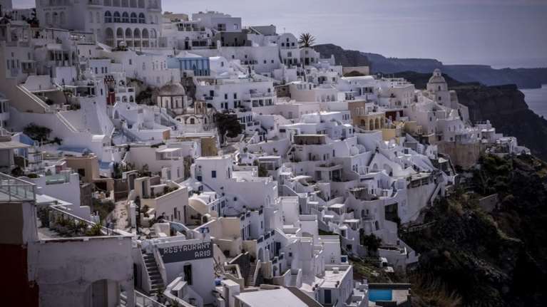 Ξυλοκόπησαν στη Σαντορίνη τον μοναδικό υπάλληλο πολεοδομίας για έξι νησιά
