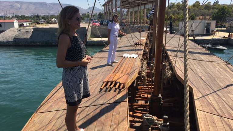 Ατύχημα για την Ευγενία Μανωλίδου: Επεσε από τριήρη στη θάλασσα