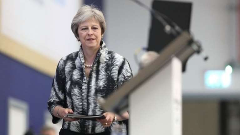 DW: Στα πρόθυρα διάσπασης το κυβερνών κόμμα στη Βρετανία