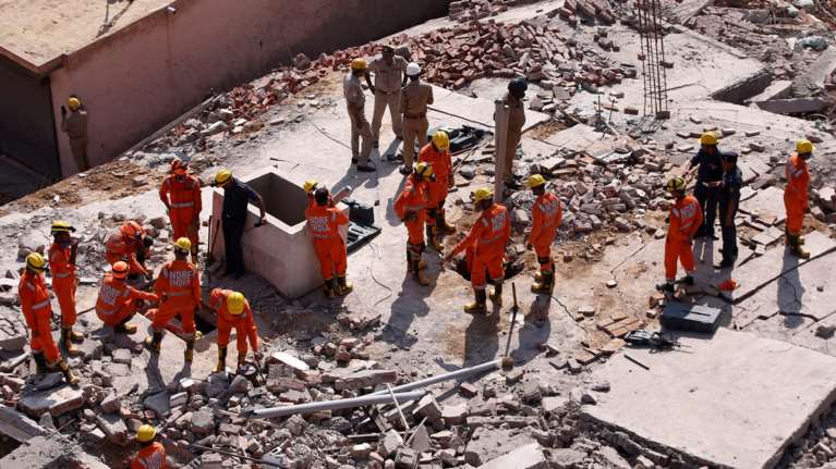 Ινδία: Εξαώροφη πολυκατοικία κατέρρευσε κοντά στο Δελχί