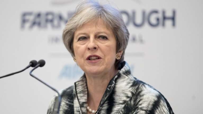 Η Μέι απείλησε με πρόωρες εκλογές τους αντάρτες του κόμματος