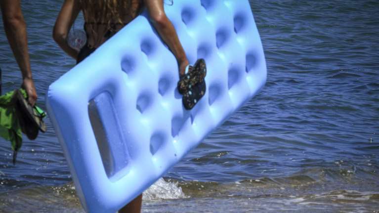 Ανέβηκαν σε φουσκωτό στρώμα και τους παρέσυρε ο αέρας