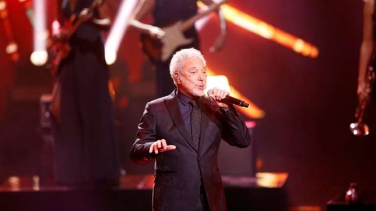 Ο Τομ Τζόουνς ακυρώνει συναυλίες του λόγω ασθενείας