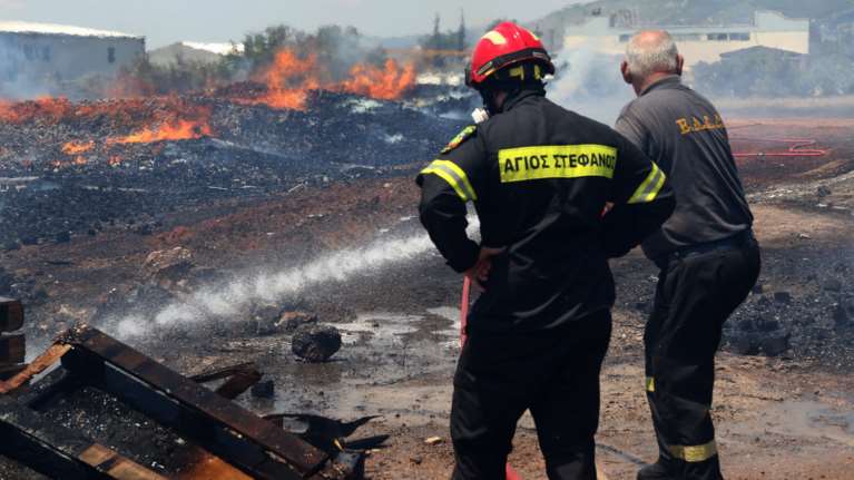 Σε εξέλιξη η πυρκαγιά σε επιχείρηση με χρώματα στο Μενίδι