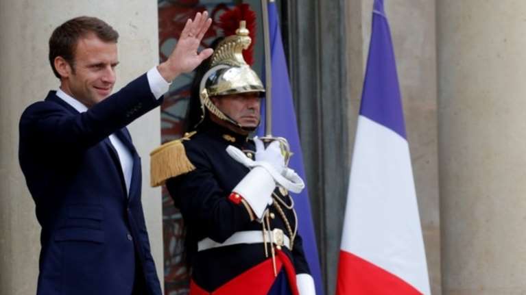 DW: Σε δεινή θέση ο Μακρόν λόγω Μπεναλά