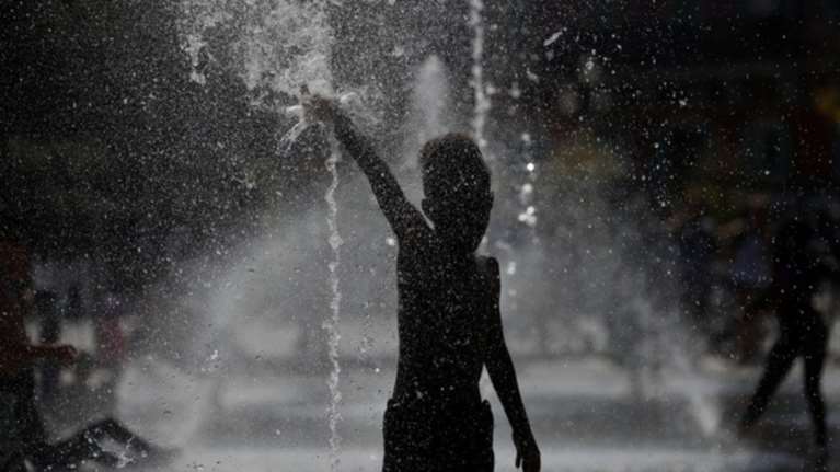 Κύμα ζέστης σαρώνει την ευρωπαϊκή ήπειρο προκαλώντας ξηρασία και πυρκαγιές