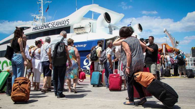 Ξεκίνησε από τον Πειραιά η πρώτη μεγάλη καλοκαιρινή έξοδος [φωτό]