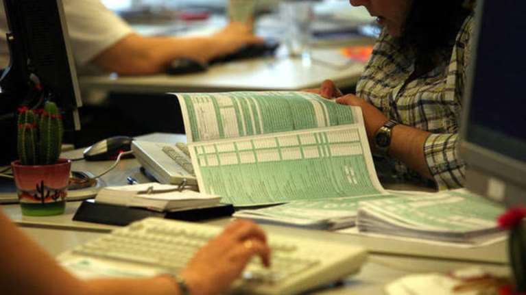 Φορολογικές δηλώσεις: Λίγες μέρες για την υποβολή τους-Όλα τα πρόστιμα