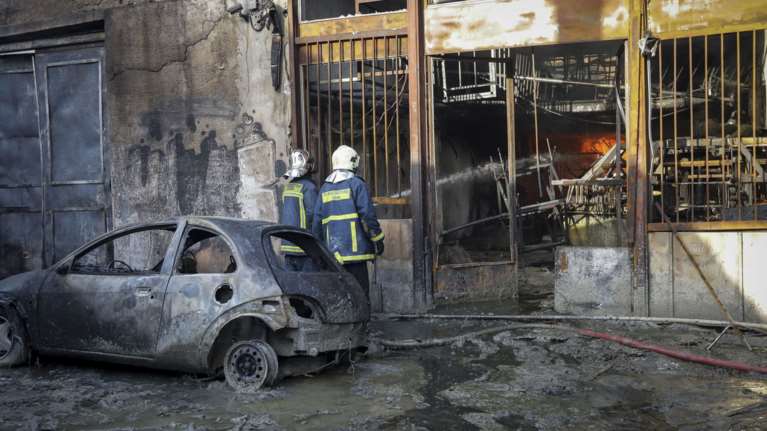 Υπό μερικό έλεγχο η πυρκαγιά στη βιοτεχνία με κεριά
