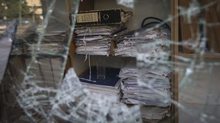 Εικόνες καταστροφής στη ΔΟΥ Ψυχικού μετά την επίθεση «Ρουβίκωνα»