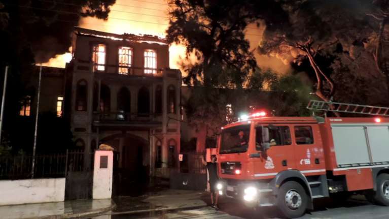 Κάηκε ολοσχερώς το κτίριο του Πολεμικού Μουσείου Χανίων