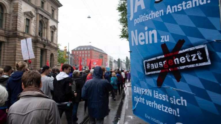 Χιλιάδες άνθρωποι στο Μόναχο κατά της πολιτικής του CSU για το προσφυγικό