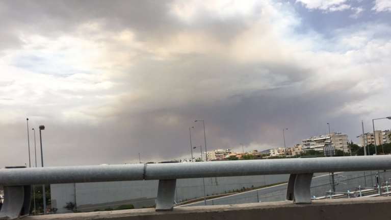 Μέχρι την Αθήνα  οι καπνοί της φωτιάς στην Κινέτα