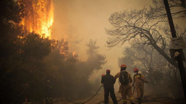 Στο έλεος της πύρινης λαίλαπας η Κινέτα - Κάηκαν σπίτια