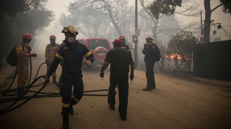 Μεγάλη πυρκαγιά μαίνεται μεταξύ Πεντέλης και Νέου Βουτζά: Κάηκαν σπίτια