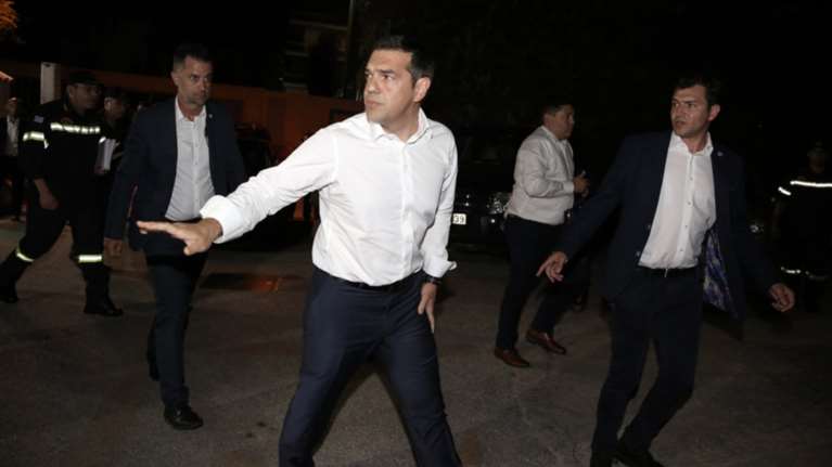 Στο κέντρο επιχειρήσεων της πυροσβεστικής ο Τσίπρας
