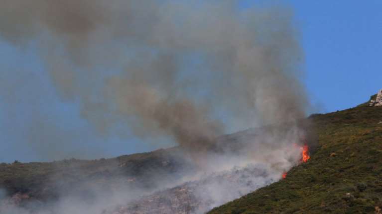 Μαίνονται οι πυρκαγιές σε Κορινθία και Φθιώτιδα