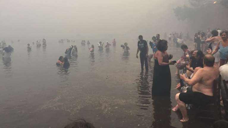 Σκηνές αποκάλυψης στις παραλίες της Ραφήνας με τη φωτιά