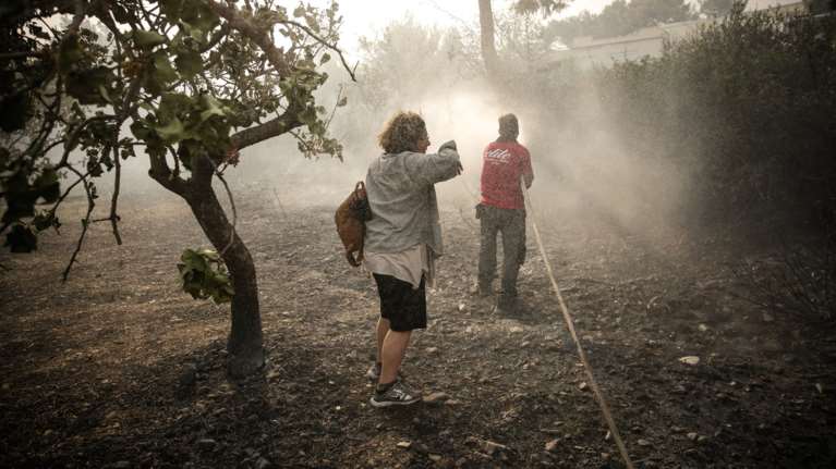 Διασωληνωμένοι 11 ενήλικοι από τη φωτιά στην Αττική