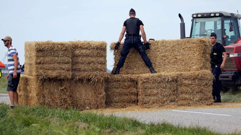 Διακοπή στο Tour de France λόγω... αγροτών! (φωτό)