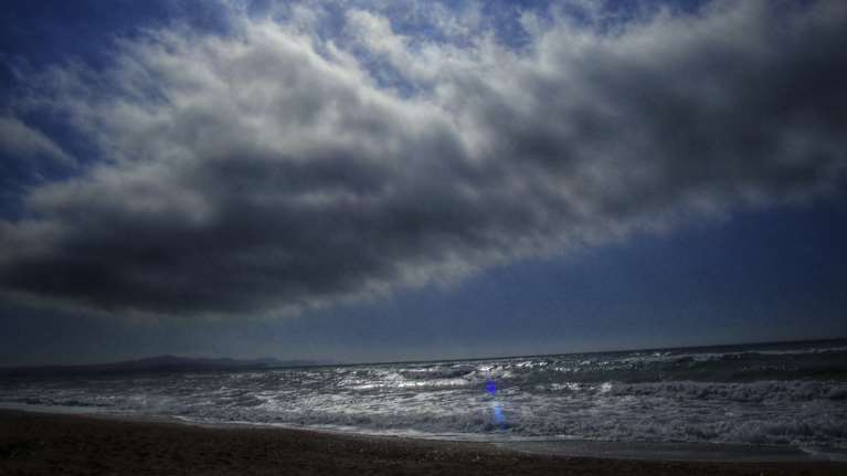 Άστατος καιρός σήμερα με αυξημένη πιθανότητα τοπικών βροχών