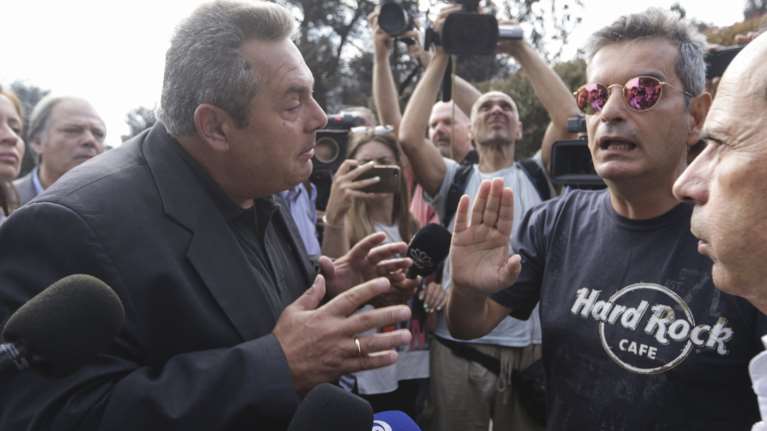 Ένταση και οργή κατά την επίσκεψη Καμμένου στη Ραφήνα