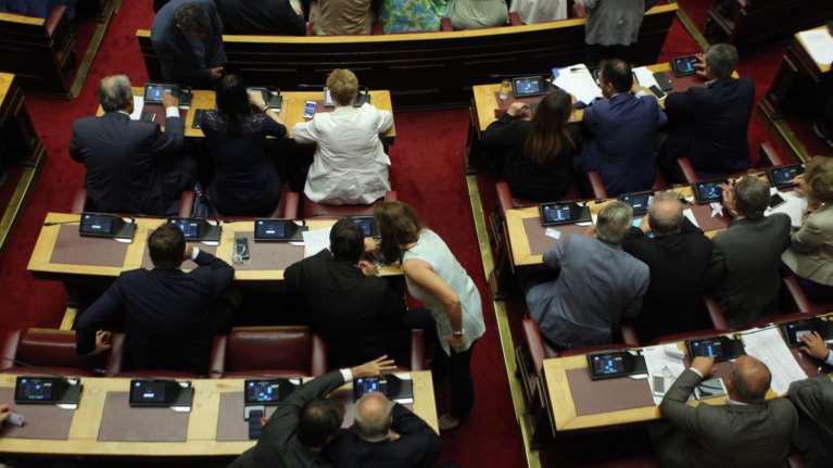 Σε βαρύ κλίμα η συζήτηση στη Βουλή για τις καταστροφικές πυρκαγιές