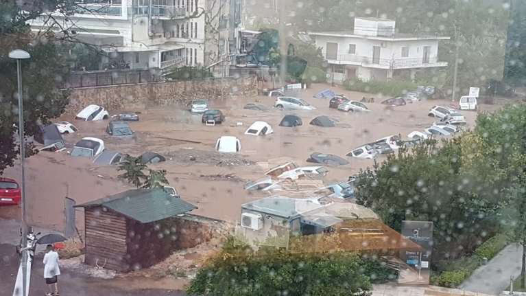 Απίστευτες εικόνες: Πλημμύρισε το Μαρούσι από την καταιγίδα