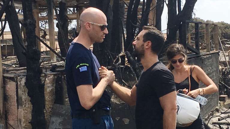 Ο Τανιμανίδης δίπλα στους πυροσβέστες: «Οι ήρωες που πάλεψαν με το θηρίο»