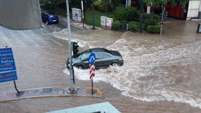 Δυνατό μπουρίνι στην Αττική, χάος στους δρόμους [Βίντεο]