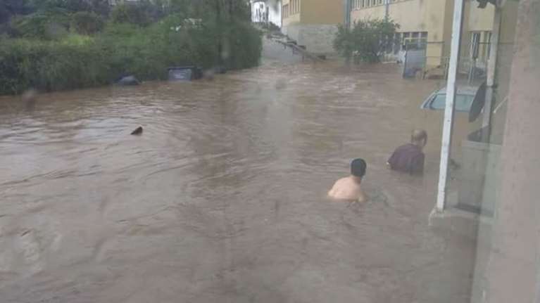 Απίστευτο: «Κολυμπούν» έξω από το νοσοκομείο Σωτηρία