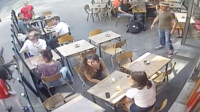 Άνδρας παρενοχλεί μια 22χρονη και κατόπιν την χαστουκίζει! -video