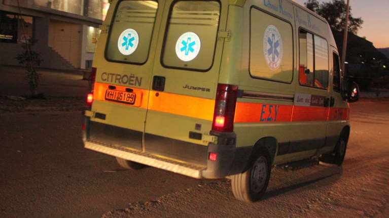 Μηχανή παρέσυρε αστυνομικό στην Πάτρα