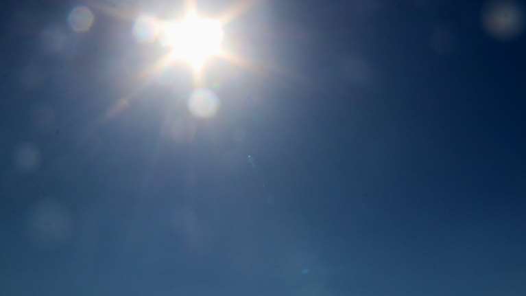 Έως 34 βαθμούς η θερμοκρασία, πιθανότητα τοπικών βροχών