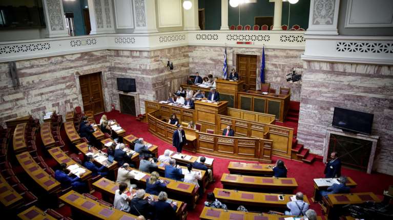 Σκληρές κόντρες στη Βουλή με φόντο τις πυρκαγιές στο Μάτι