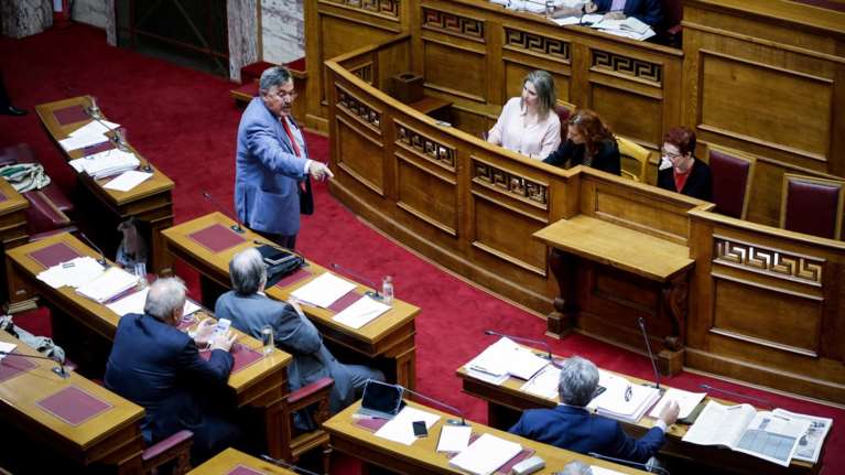Βουλή: Επεισόδιο με βουλευτή της ΧΑ για τα αυθαίρετα στη Μακρόνησο