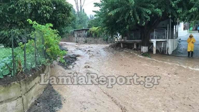 Υπερχείλιση ρεμάτων στη Φθιώτιδα - Προβλήματα στο οδικό δίκτυο (φωτό)