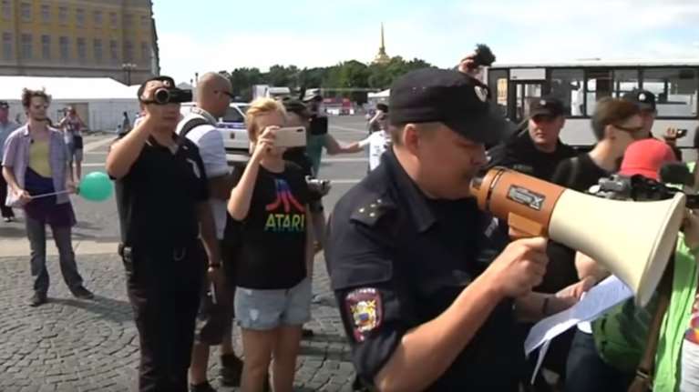 Ρωσία: Προσαγωγές ακτιβιστών για τα δικαιώματα των ομοφυλοφίλων (βίντεο)