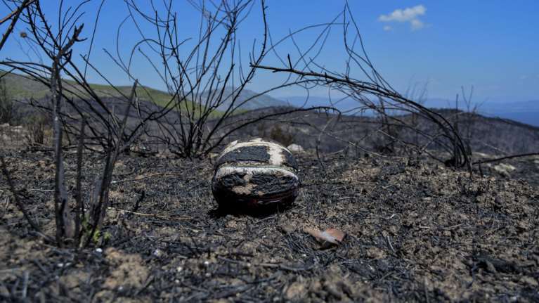 Μάτι: Ο αστυνομικός που βρήκε ένα νεκρό κοριτσάκι στα βράχια