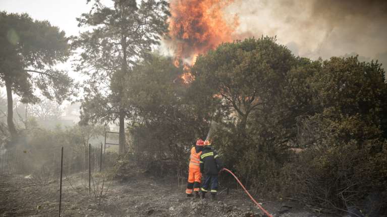 Ξέσπασε φωτιά στη &quot;Γαλάζια Ακτή&quot; στον Σχοινιά
