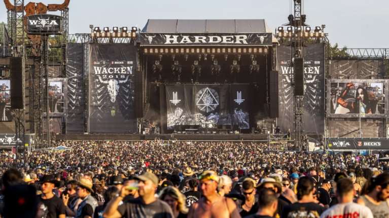 Δυο ηλικιωμένοι το έσκασαν από οίκο ευγηρίας για ν'ακούσουν...metal μουσική