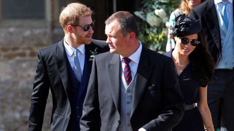 Ξυπόλητος πρίγκιψ ο Χάρι: Η φωτό με τα τρύπια παπούτσια προκαλεί σχόλια