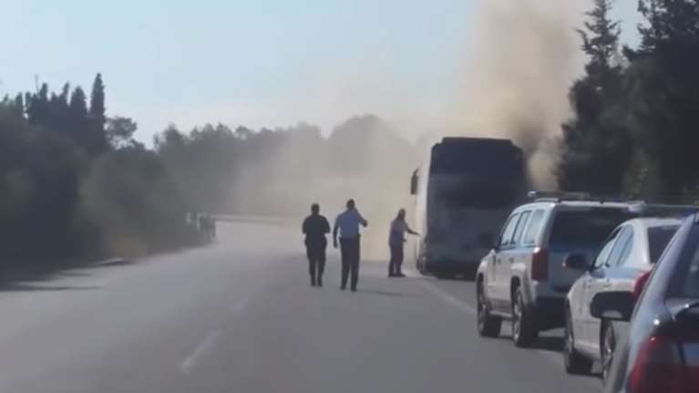 Λεωφορείο στο Λασίθι τυλίχτηκε στις φλόγες