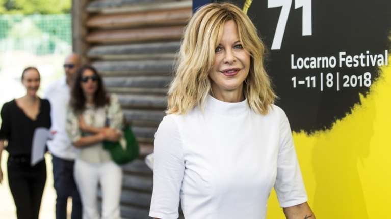 Μεγκ Ράιαν: Κάνει μπάνιο στη θάλασσα με ανδρικό μαγιό - γιατί κρύβεται;