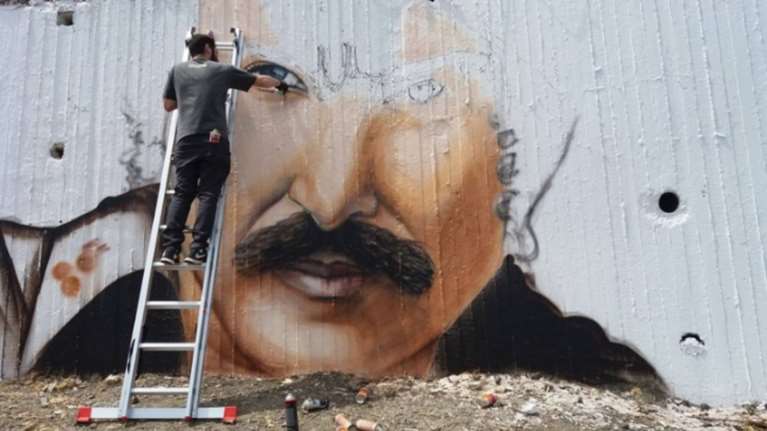 Γκράφιτι με τον Νίκο Ξυλούρη καλωσορίζει τον κόσμο στα Ανώγεια