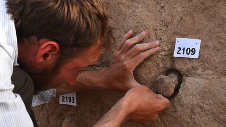 Το Λονδίνο επιστρέφει λεηλατημένες αρχαιότητες στο Ιράκ
