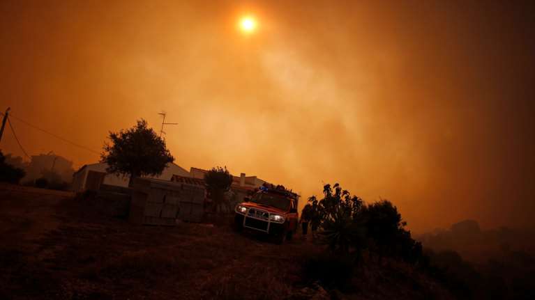 Σε ύφεση οι φωτιές στην Πορτογαλία, 8 νεκροί στην Καλιφόρνια