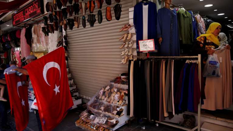 Η νέα κόντρα με τις ΗΠΑ βυθίζει την τουρκική λίρα