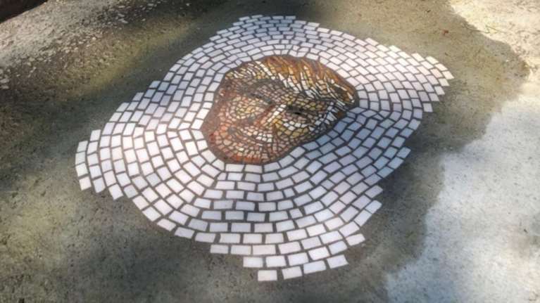 Αφαιρέθηκε ο «Τραμπ-ψηφιδωτό» από λακκούβα